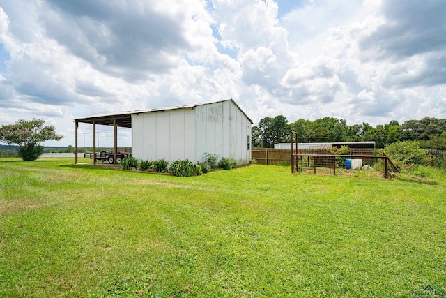 view of yard featuring an outdoor structure