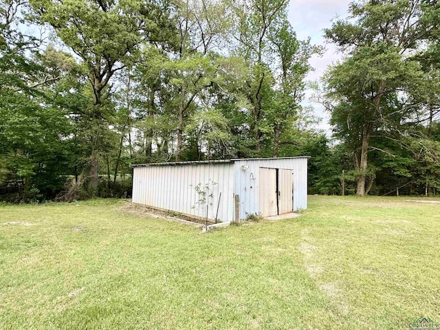 view of outdoor structure with an outbuilding