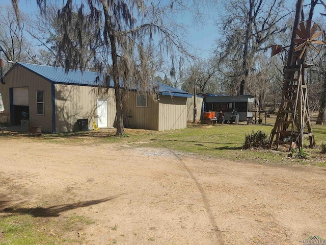 view of yard with an outdoor structure and a detached garage