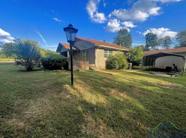 view of yard featuring a detached carport