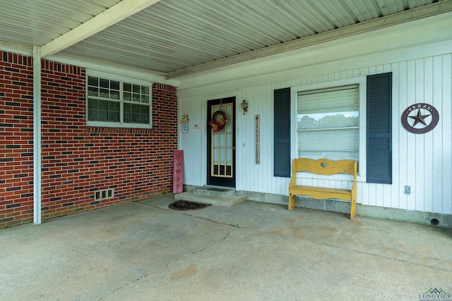 property entrance with covered porch