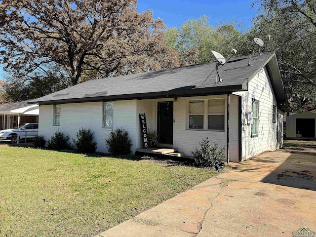 single story home with a front yard