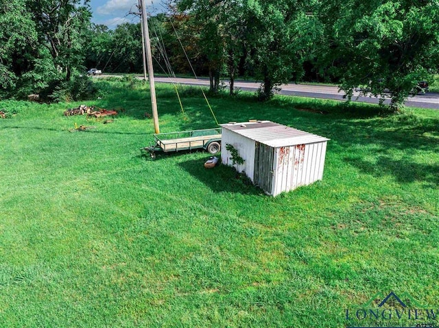 view of yard featuring a shed