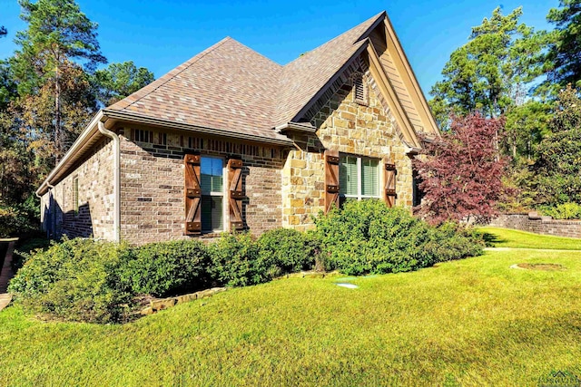 view of front of property featuring a front lawn