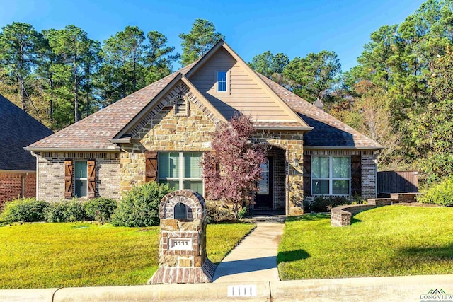 view of front facade with a front yard