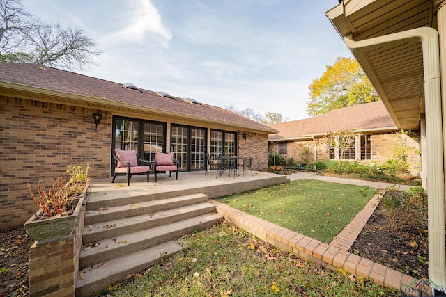 view of yard featuring a patio area