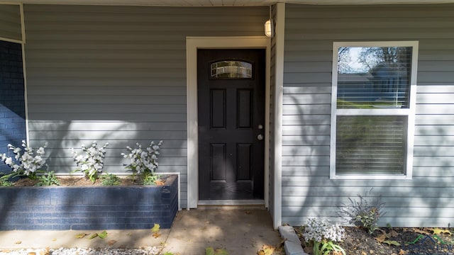 entrance to property featuring covered porch