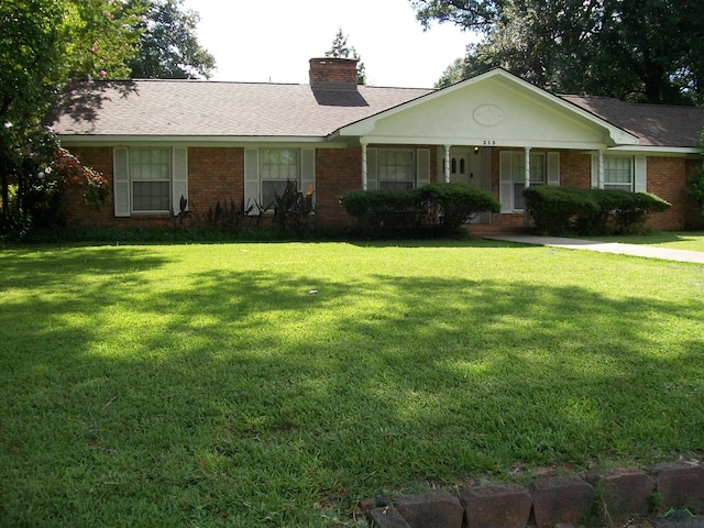 single story home with a front lawn