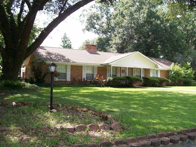 single story home with a front lawn