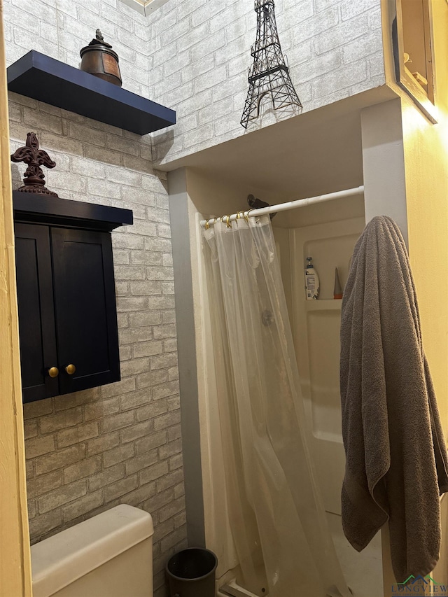 bathroom featuring curtained shower and toilet