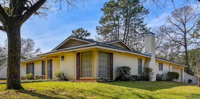 view of front of house with a front lawn