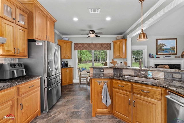 kitchen with crown molding, a sink, stainless steel appliances, a ceiling fan, and visible vents