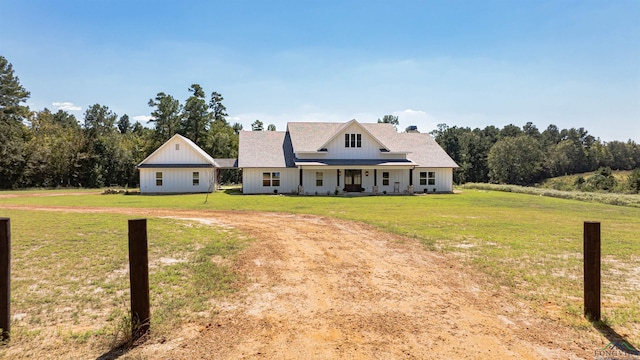 view of front of property featuring a front lawn