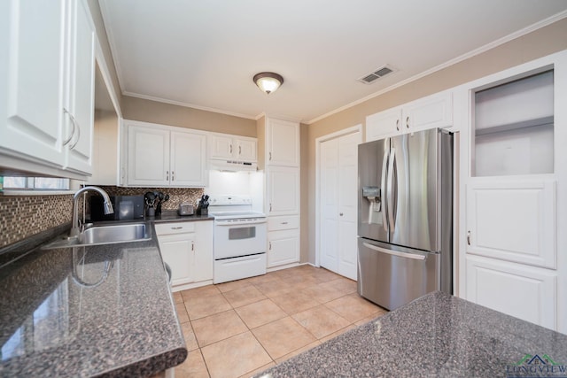 kitchen featuring visible vents, stainless steel fridge with ice dispenser, under cabinet range hood, white range with electric stovetop, and a sink