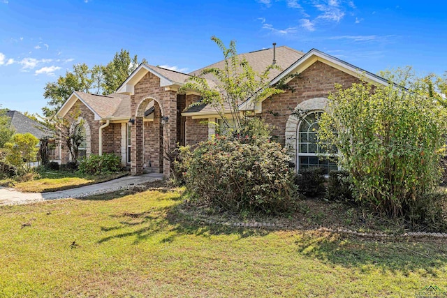 view of front of property with a front yard