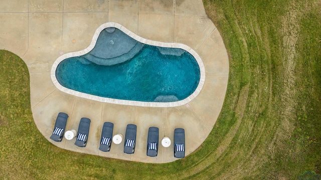 view of swimming pool