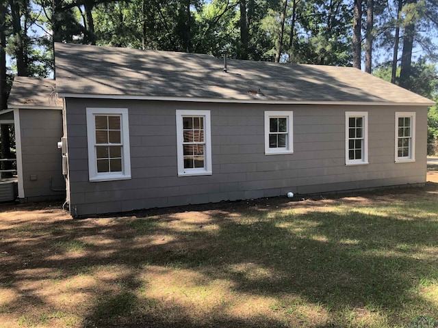 602 Premier Rd, Longview, TX 75604 - view of side of home featuring a shingled roof and a yard