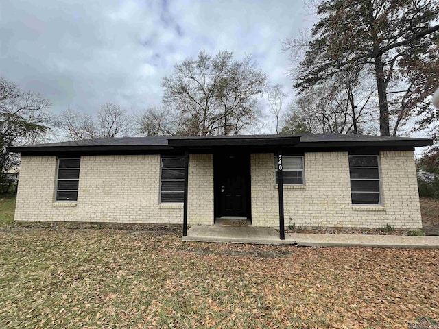 single story home featuring a front yard