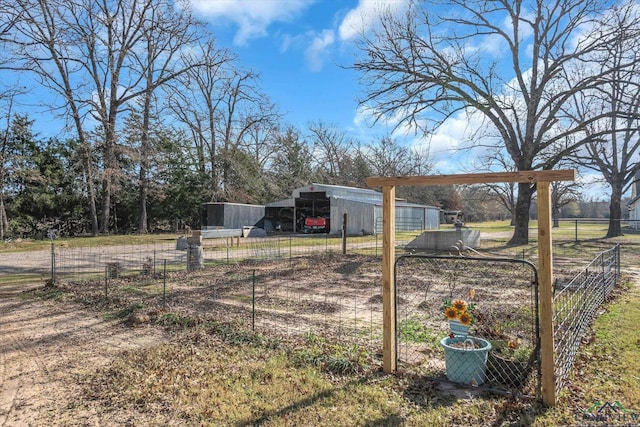 view of yard featuring an outbuilding