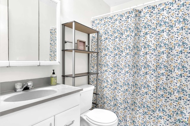 full bath with toilet, a shower with shower curtain, and vanity