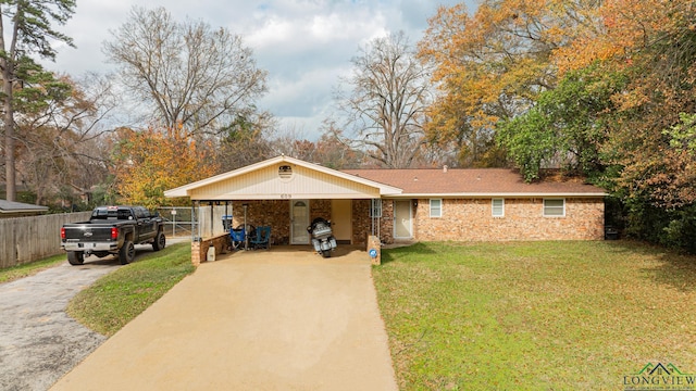 view of front of home featuring a front lawn and a carport