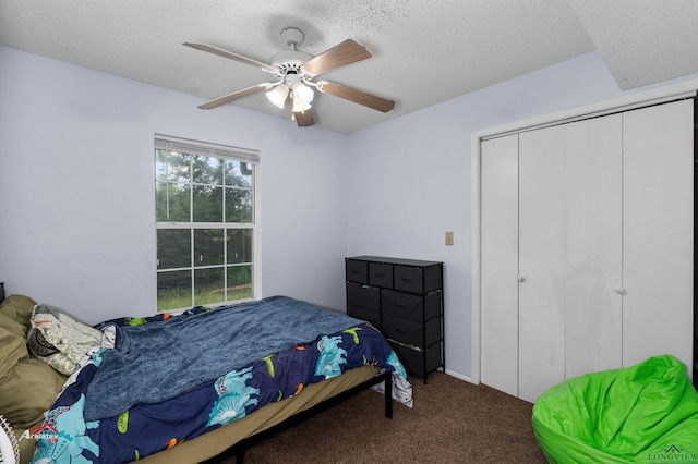 bedroom with carpet flooring, ceiling fan, a textured ceiling, and a closet