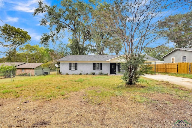 single story home featuring a front yard