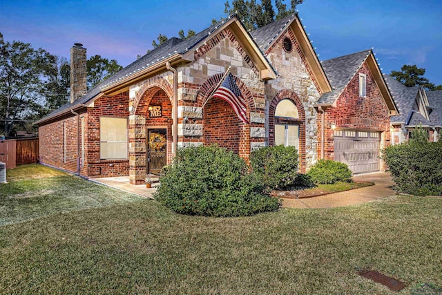 view of front of home featuring a lawn