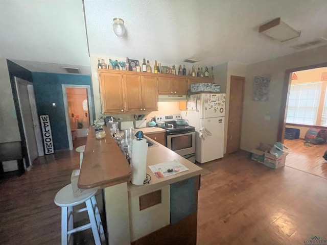 kitchen with a kitchen breakfast bar, electric stove, dark hardwood / wood-style floors, white fridge, and kitchen peninsula