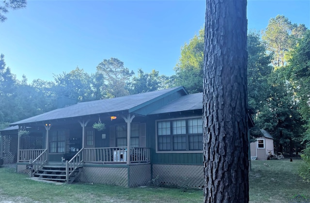 ranch-style house featuring a porch and a front lawn