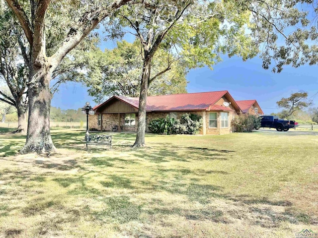 view of front of house featuring a front lawn