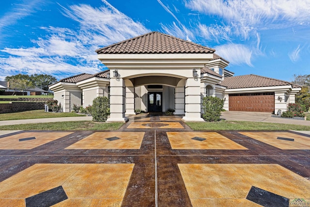 view of front of property featuring a garage