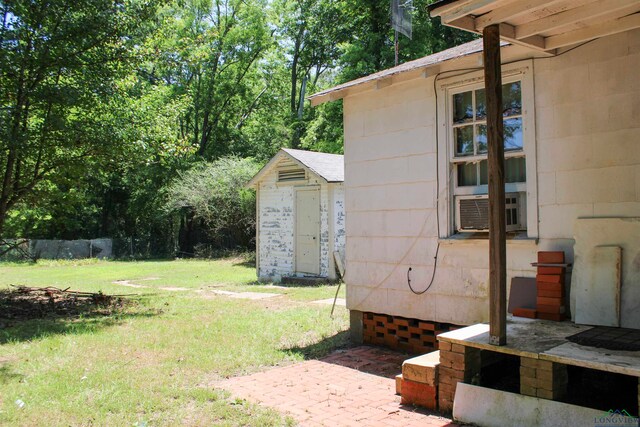 view of yard featuring cooling unit and a shed