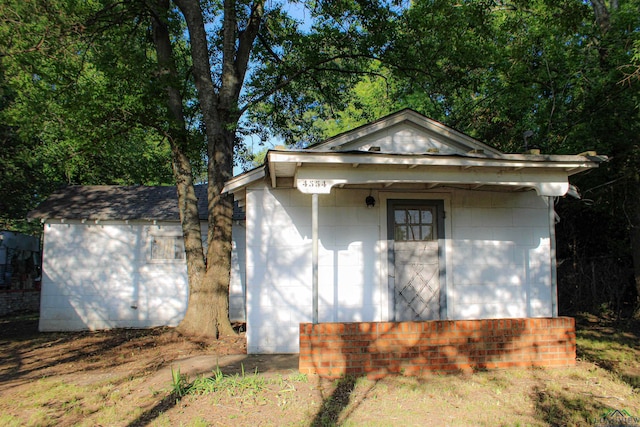 view of side of home featuring a storage shed