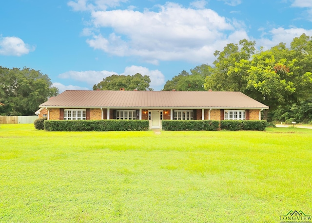 single story home with a front lawn