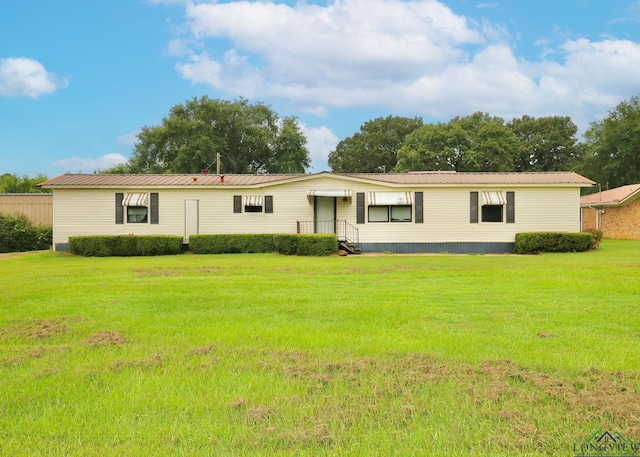 manufactured / mobile home featuring a front lawn