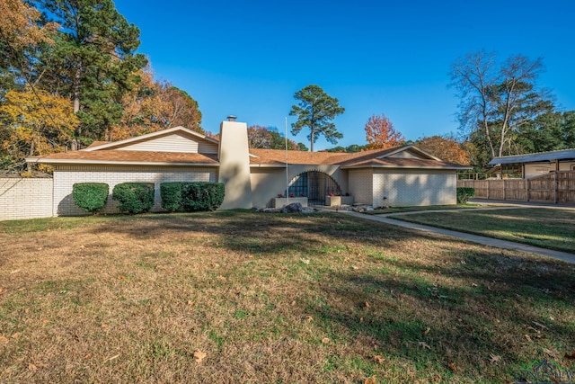 single story home featuring a front lawn