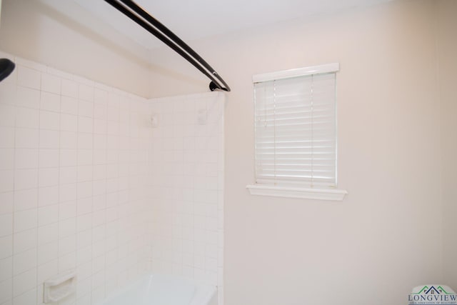 bathroom with tiled shower / bath combo