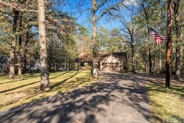 view of front facade featuring a front yard