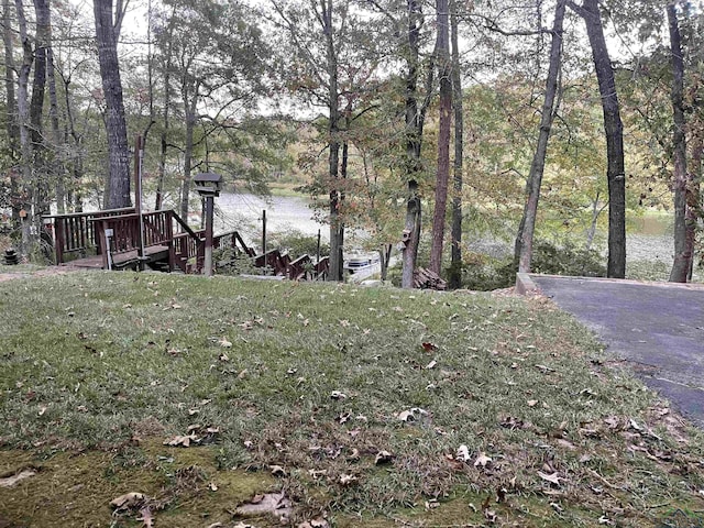 view of yard featuring a water view