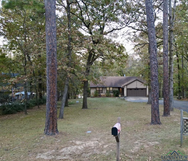 view of front facade featuring a front lawn and a garage