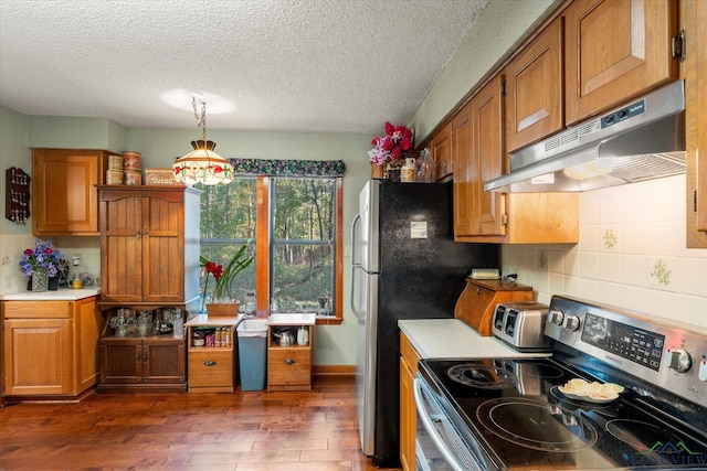 kitchen with pendant lighting, stainless steel electric range, backsplash, dark wood-type flooring, and a textured ceiling