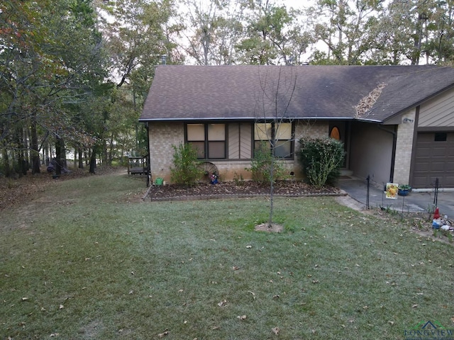 single story home with a front lawn