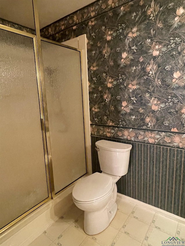 201 Mockingbird Ln, Longview, TX 75601 - bathroom with a shower stall and wallpapered walls