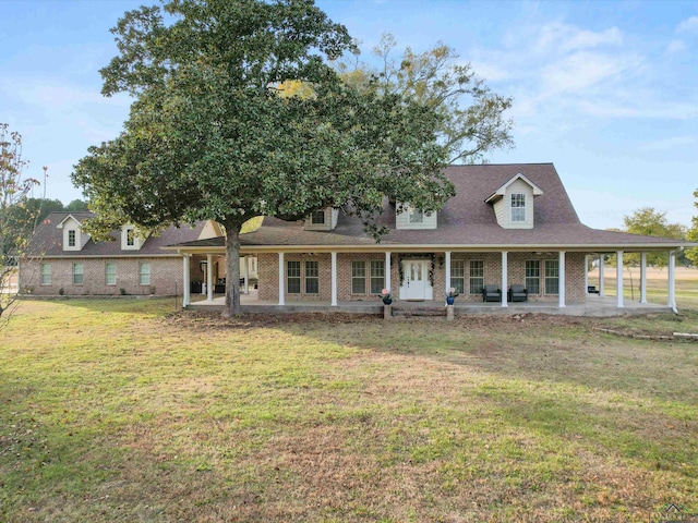 farmhouse inspired home featuring a front lawn