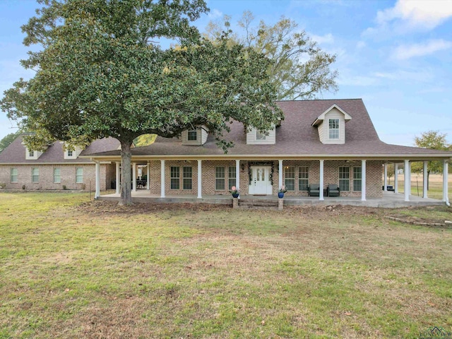 view of front of property featuring a front yard