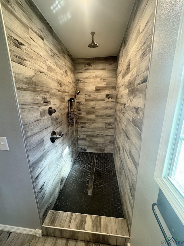 bathroom featuring a tile shower