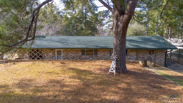 view of front of property with a front lawn