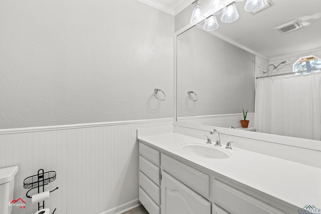 full bath with visible vents, wainscoting, curtained shower, crown molding, and vanity