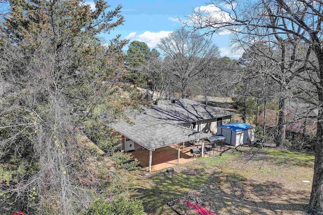 view of yard featuring an outdoor structure and a storage shed